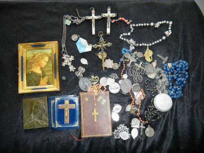 null lot de bondieuseries (crucifix, icone, chapelet, etc) dont une petite chaine...