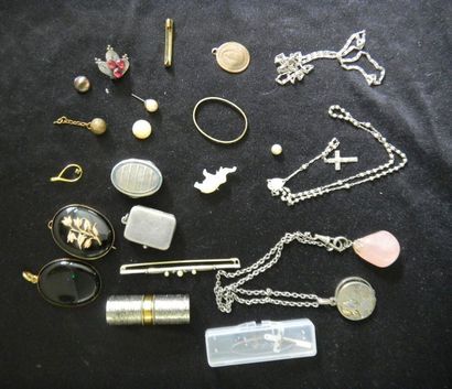 null Un lot de bijoux fantaisie comprenant broche en argent et perle, collier, étui...