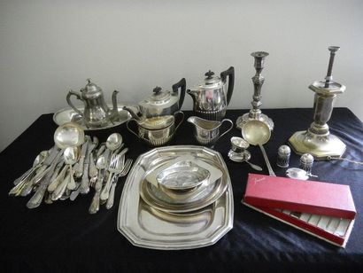 null Un lot de métal argenté comprenant : ménagère, partie de service à thé, couverts...