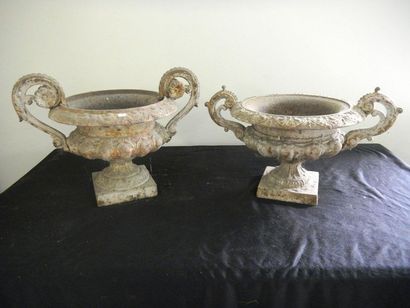 null Deux vases Médicis en fonte. H. 35 L. 46cm et H. 25 L. 49cm