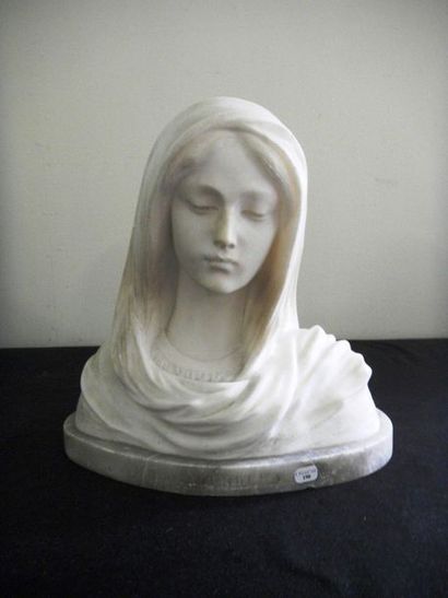 Julien CAUSSÉ (1869-1909) Buste de Notre Dame de Lourdes en marbre sur terrasse....