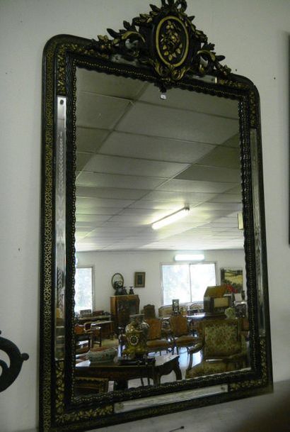 null Un grand miroir de cheminée Napoléon III en bois noirci et doré. Haut. 130 L....