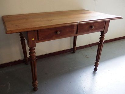 null Une table bureau rustique, pieds cannelés, elle ouvre par deux tiroirs en ceinture.

H76...