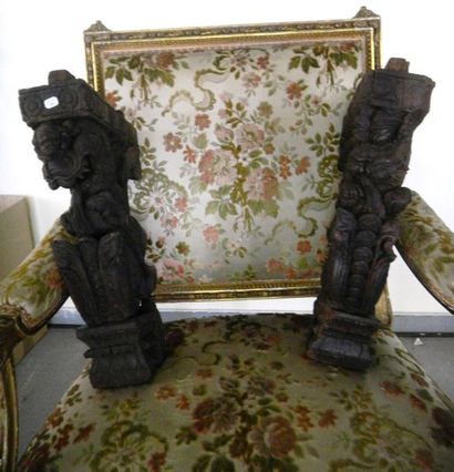null Deux éléments de mobilier en bois sculpté indien. H.45cm
