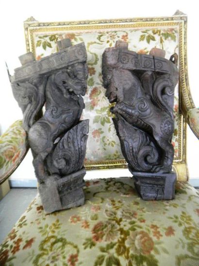 null Deux éléments de mobilier en bois sculpté indien. H.45cm