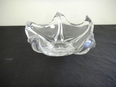 null A large fruit bowl made of Daum crystal. Signed Daum France