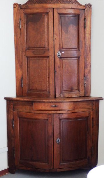null Corner

Provencal two walnut bodies, it opens with two doors in the lower part,...