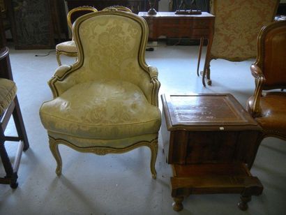 null Une bergère de style Louis XV en bois laqué blanc, on y joint un escalier de...