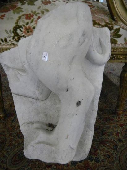 null Un élément en marbre sculpté fracturé, patte de lion. H. 38cm