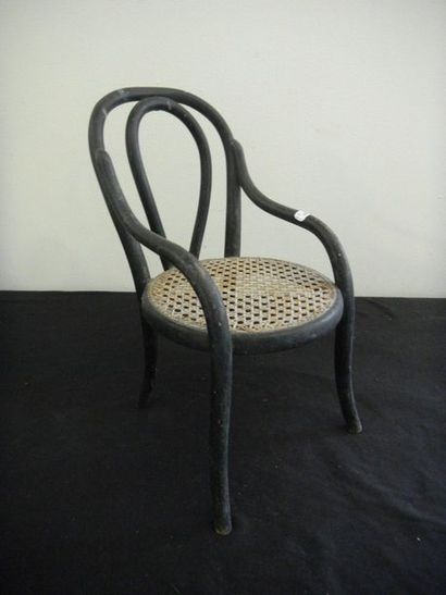 null Un fauteuil de bistrot canné miniature. H. 31,5cm.