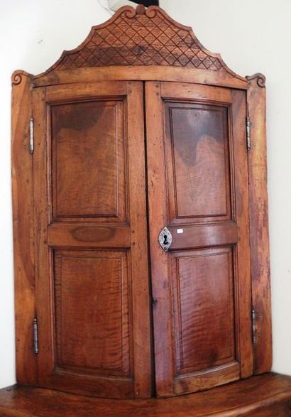 null Corner

Provencal two walnut bodies, it opens with two doors in the lower part,...
