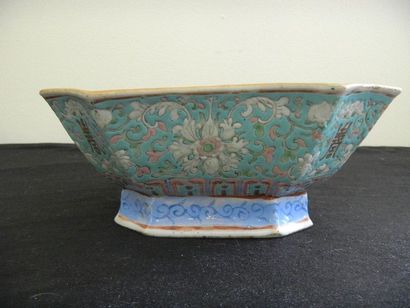 null Une coupe carrée en porcelaine émaillée de Chine. XIXème siècle.