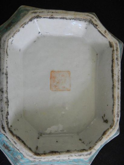 null Une coupe carrée en porcelaine émaillée de Chine. XIXème siècle.