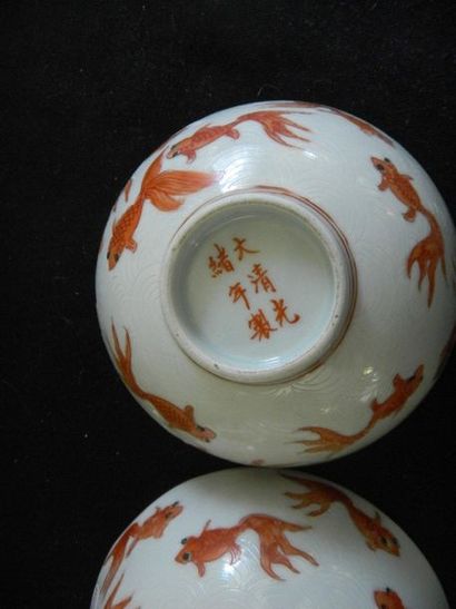 null Une paire de bols en porcelaine de la Chine aux poissons rouges, Xxème