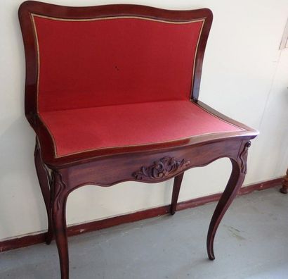 null Une table à jeux de style Louis XV

Plateau garni de velours rouge

Bon éta...