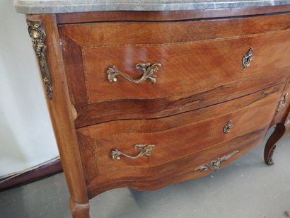 null A small Transition style chest of drawers, grey marble top.

Beginning of the...