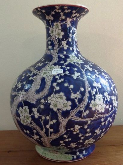 null Un vase à col resseré en porcelaine de la Chine, décor aux branches de cerisier.

Haut...