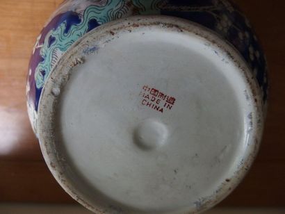 null Un vase à col resseré en porcelaine de la Chine, décor aux branches de cerisier.

Haut...