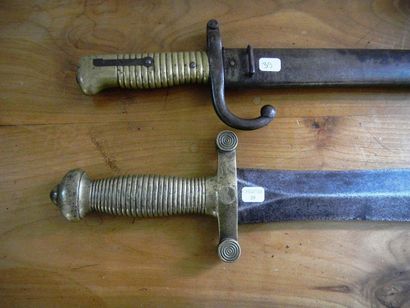 null Lot de deux armes : un glaive et une baillonnette (Manufacture Impériale de...