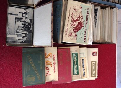 null Un important lot de cartes postales anciennes comprenant 25 petits étuis en...