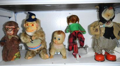 null Un lot de jouets anciens : automate de singes, baigneur, ours fumeur, ours à...