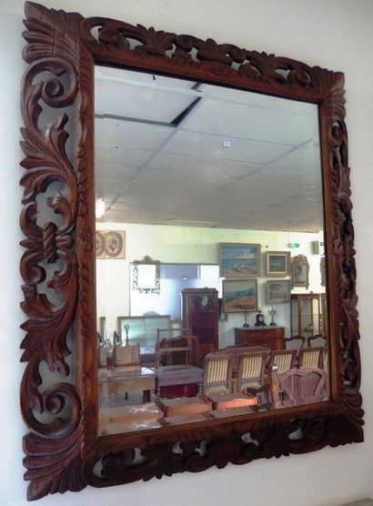 null Un grand miroir XXème avec cadre en bois sculpté ajouré de style Henri II

112...