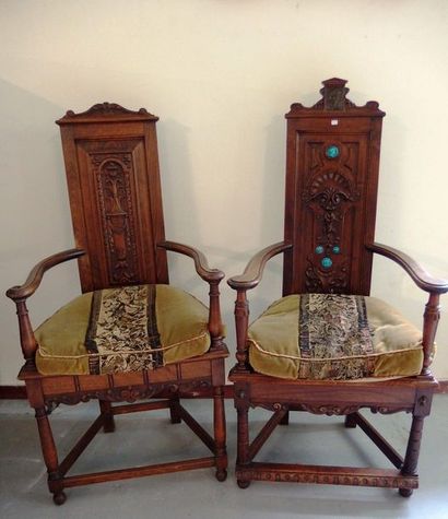 null Deux fauteuils dits caqueteuses en bois sculpté et incrustations de profils...