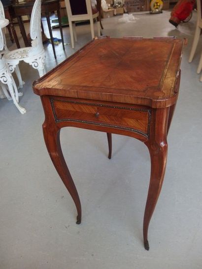null Petite table à thé de style Louis XV en bois de placage ouvrant par un tiroir...