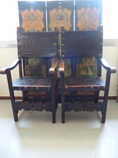 null Paire de fauteuils de style Henri II en bois sculpté, garniture de cuir. Assises...