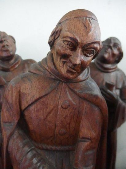 null Lot de six moines en bois sculpté. XXème siècle. Environ 40 cm