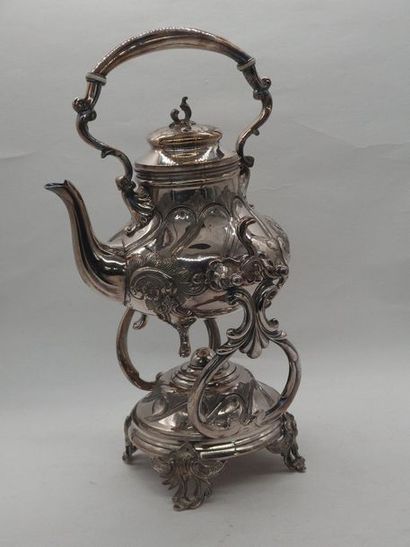 null Samovar en métal argenté de style Louis XV à décor feuillagé.