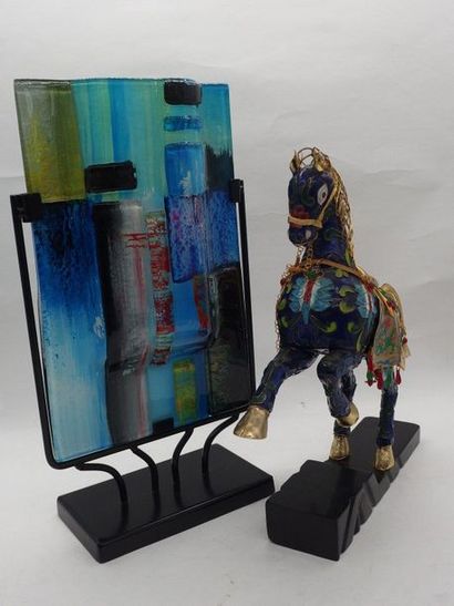 null Une sculpture en verre moderne et un cheval en émail cloisonné moderne.