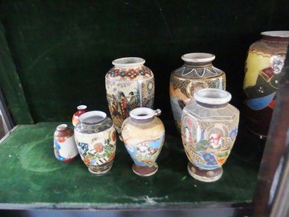 null Collection de petits vases en porcelaine de Satsuma. Xxème siècle. 30 pièce...