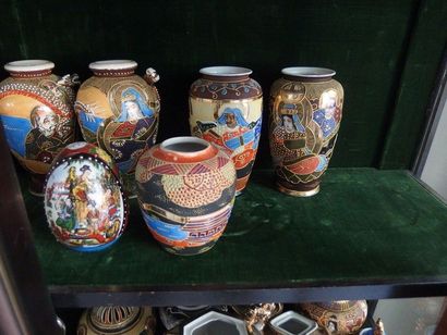 null Collection de petits vases en porcelaine de Satsuma. Xxème siècle. 30 pièce...