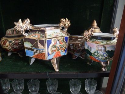 null Collection de brûle-parfums et pièces de service à thé en porcelaine de Satsuma....