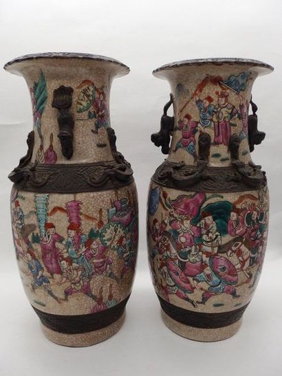 null Paire de vases en porcelaine de Nankin à décor de scène de guerre.