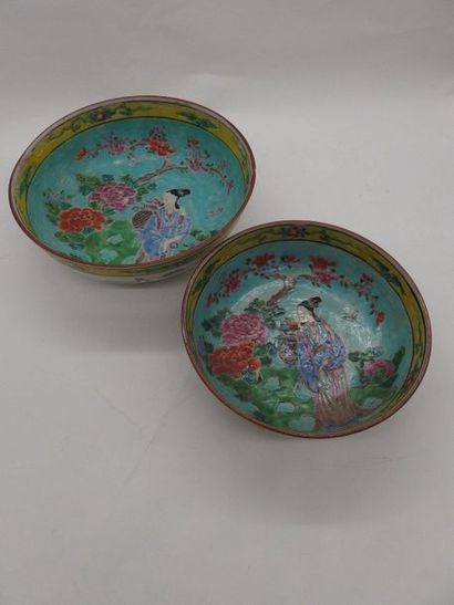 null Deux bols en porcelaine de Chine émaillée. On y joint une assiette en porcelaine...