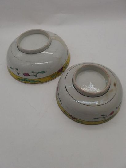 null Deux bols en porcelaine de Chine émaillée. On y joint une assiette en porcelaine...