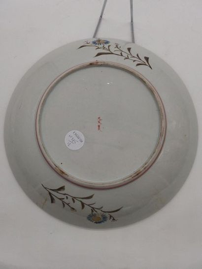 null Deux grands plats en porcelaine du Japon à décor de personnages.