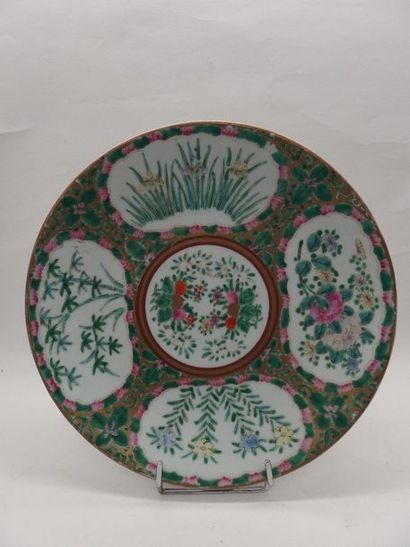 null Un grand plat en porcelaine de la Chine à décor de plantes