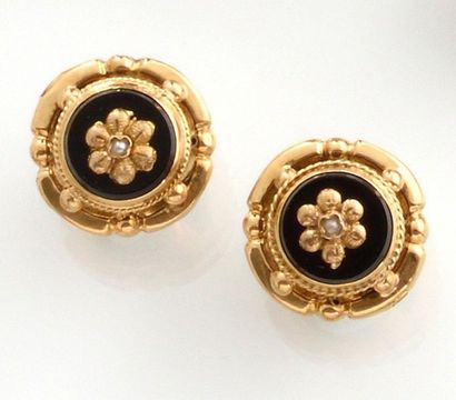 null PAIRE DE BOUTONS D'OREILLES Napoléon III en or jaune 750 millièmes, onyx et...