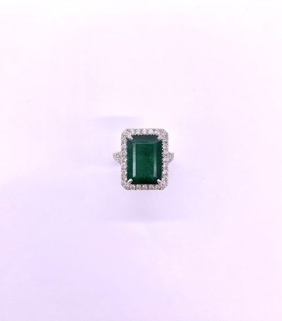 null RING in white gold 750 thousandths, decorated with a rectangular emerald of...