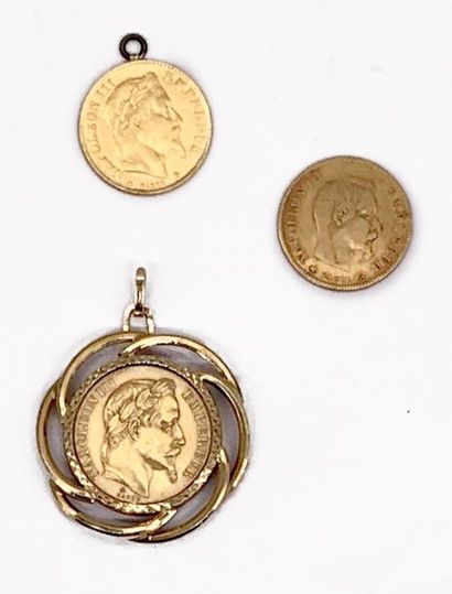 null ENSEMBLE de 3 pièces Napoléon III en or 750 millièmes dont deux montés en pendentifs....