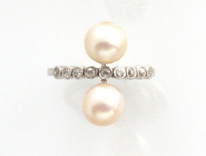 null BAGUE en or gris 750 millièmes stylisant un " toi et moi " ornée de deux perles...