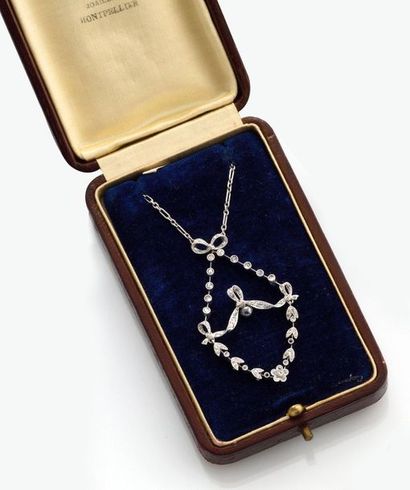 null COLLIER en platine composé d'un motif floral et de rubans en diamants et perle...