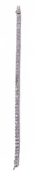 null BRACELET line in platinum adorned with 48 old cut diamonds. Total weight of...