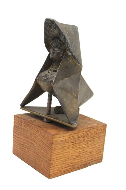 null Cocotte Parisienne

Mascotte non signée. Bronze. Représente un oiseau en origami...