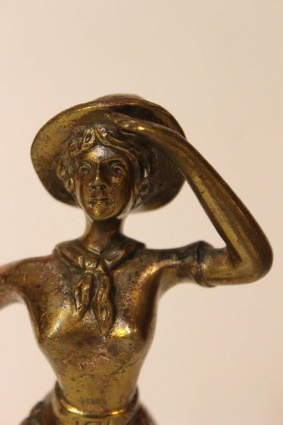 null Girl Scout

Mascotte signée D SE A.E.L. Bronze chromé. H: 18 cm."