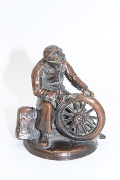 null The Driver

Radiator mascot "L'Automobiliste" Metallo silver bronze; H: 9 cm.

Bibliography:...