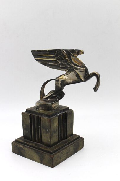 null Pegasus

Auto subject hit Darel. Silver bronze. Mounted on a wooden base. H:...